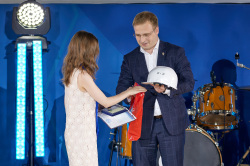 Дмитрий Добрянский выступил перед лучшими выпускниками строительного университета
