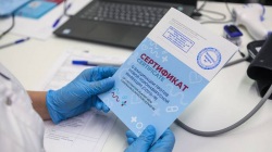 Программу поощрения прошедших вакцинацию от COVID-19 продлили в России